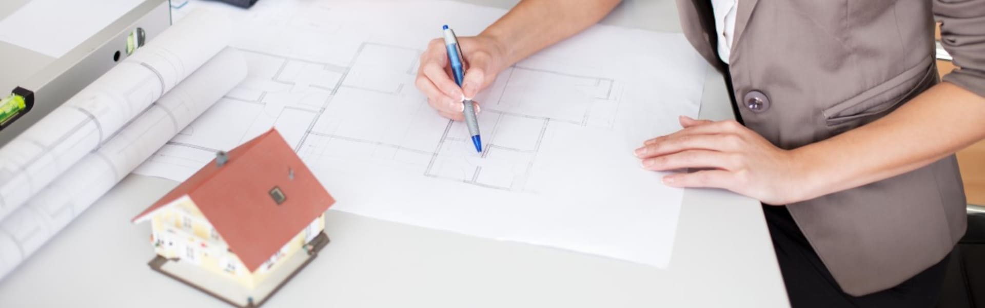 Lápiz indicando un plano de planta de una vivienda.