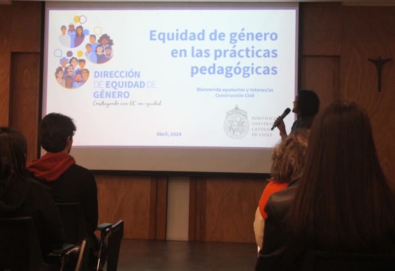 Se ve profesor exponiendo acerca de 